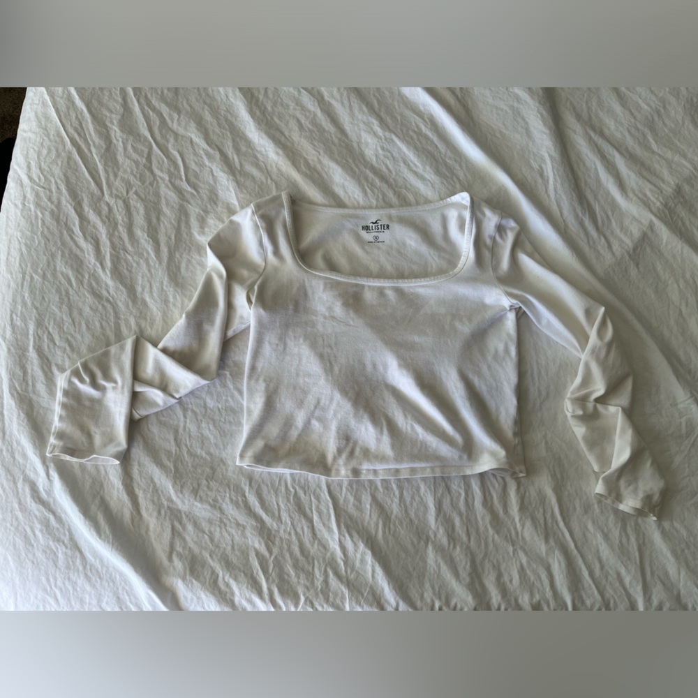 White trendy long sleeve crop top Hollister size medium